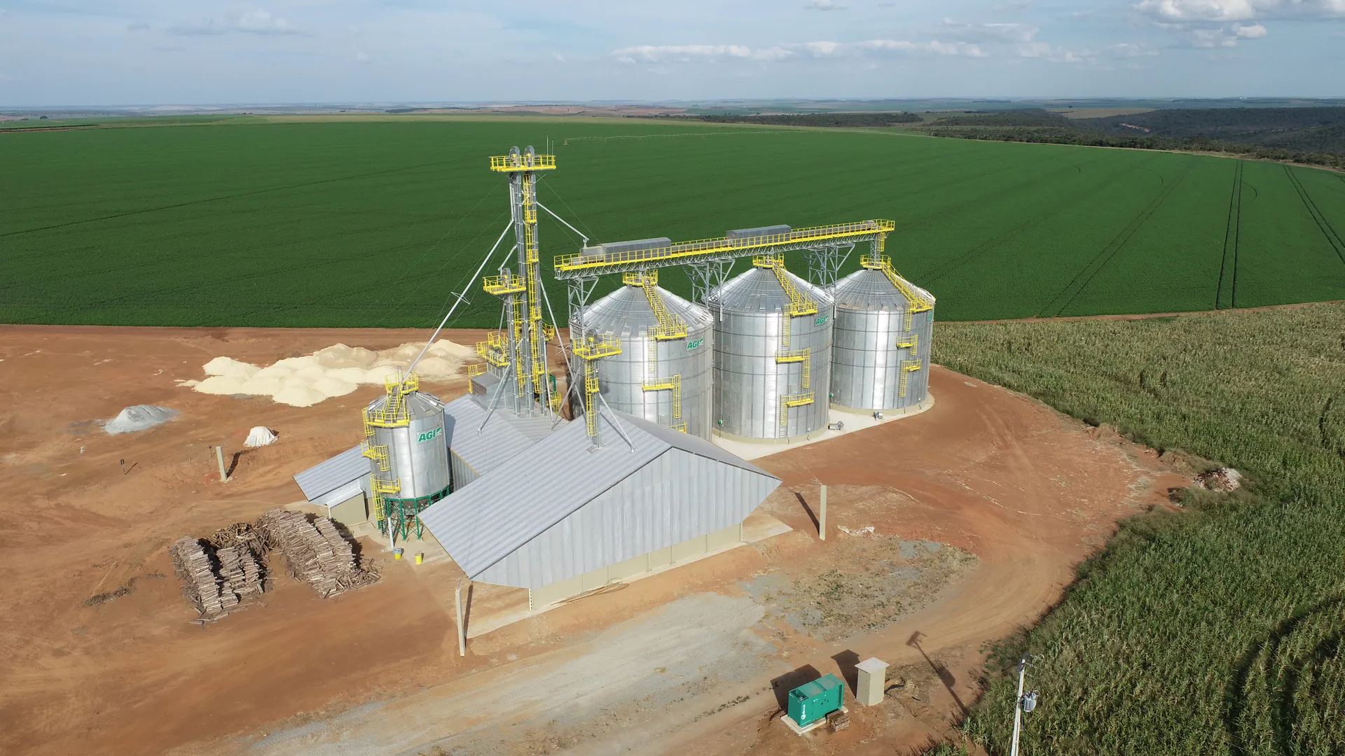 Silos e plantação na Fazenda Vargeão